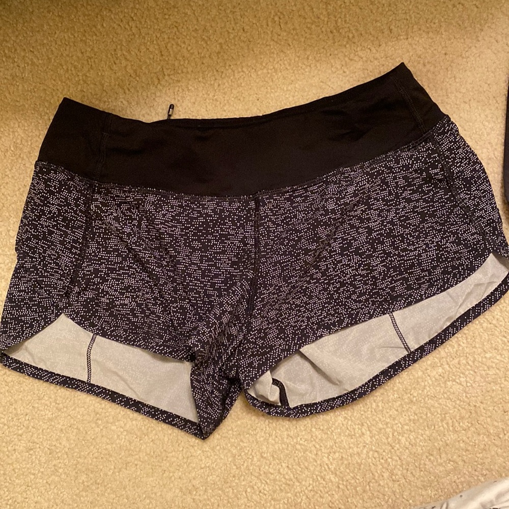 Black and white lululemon shorts
